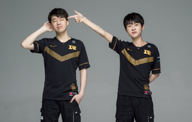 他严厉批评 他严厉批评