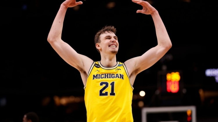 体坛联播｜曼城晋级足总杯半决赛,巴萨3分领跑西甲.